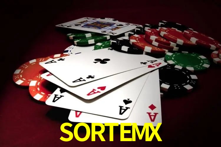 Escena dinámica inspirada en casino con iluminación SORTEMX, cartas, fichas e íconos de juegos digitales en un espacio moderno de juegos.